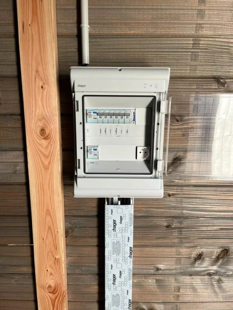 Pose d'un tableau électrique divisionnaire - Chaponnay